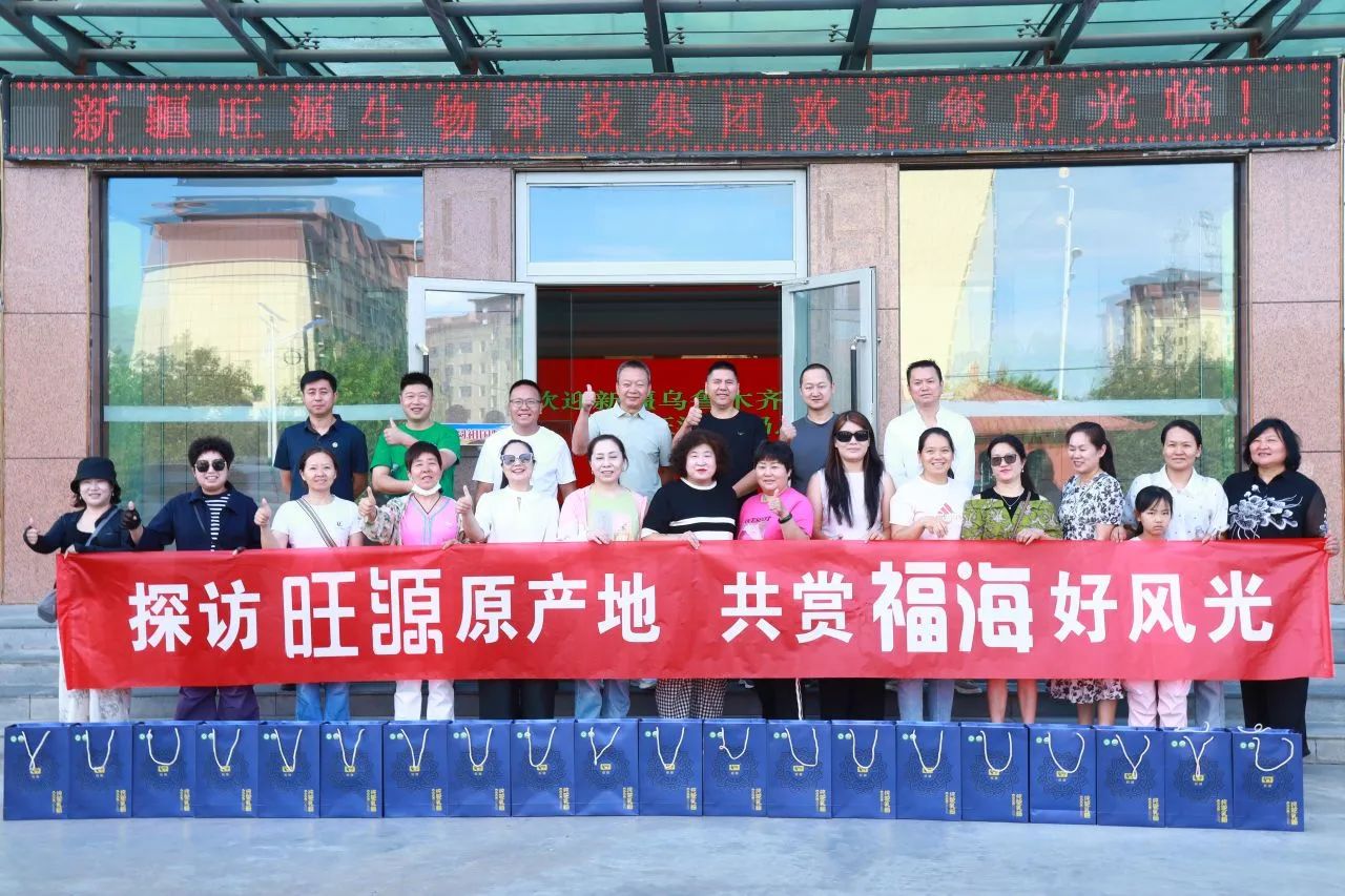 200余名游客齐聚驼奶之都，共探一杯好驼奶的诞生！